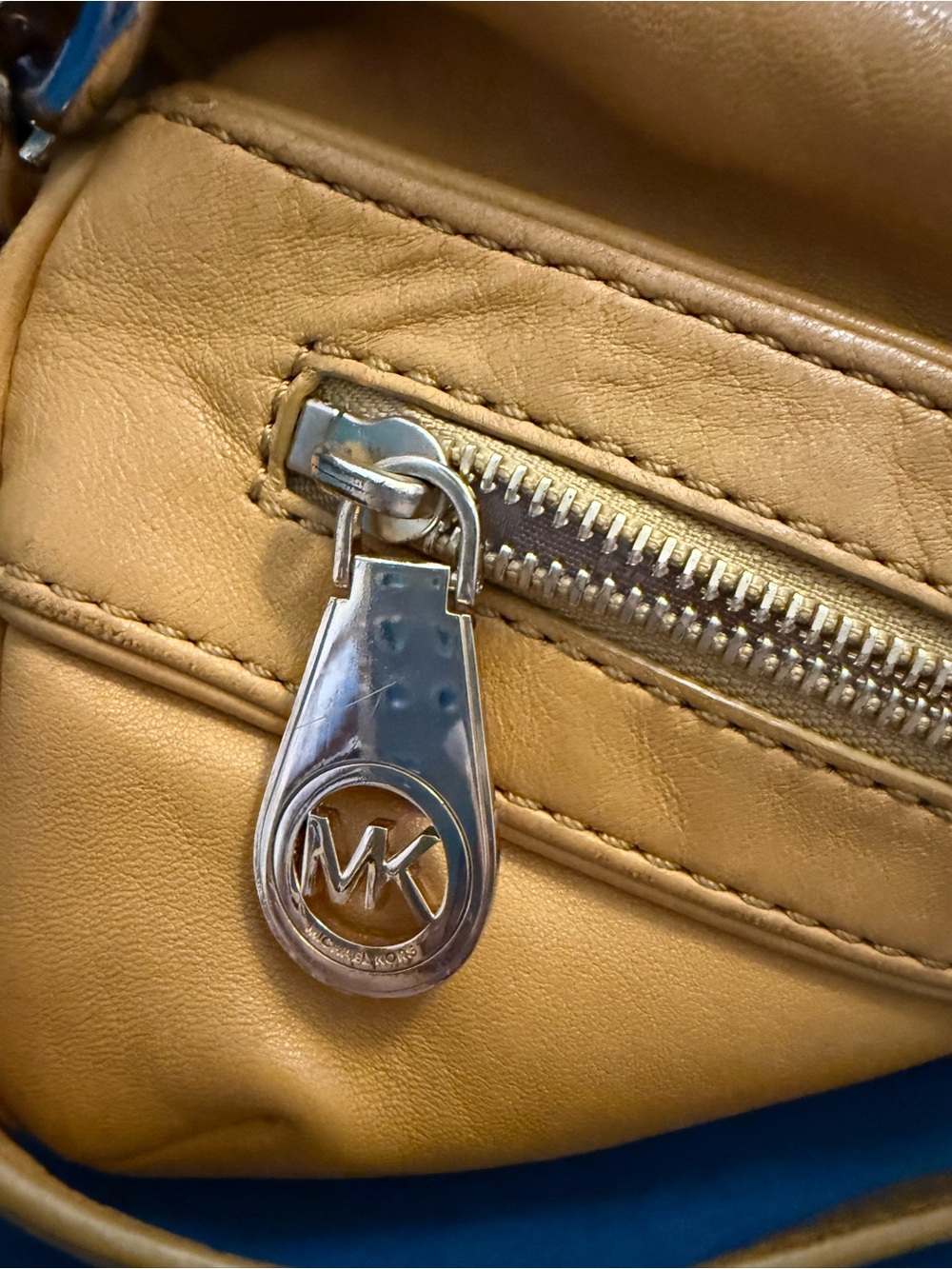 Classy Michael Kors Tan Leather Shoulder Bag with Gold Hardware - Picture 6 of 7